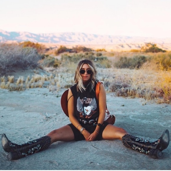 Dancing Outlaw Tunic Length T-Shirt - Picture 2 of 11